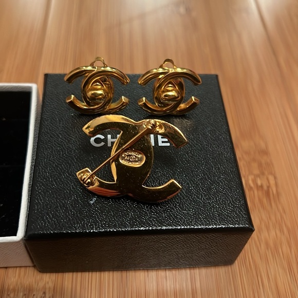 Chanel turn lock earrings and brooch - Picture 7 of 13